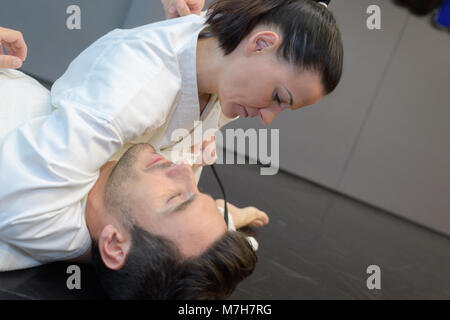 Jeune femme et l'homme chasse en judo sport hall Banque D'Images