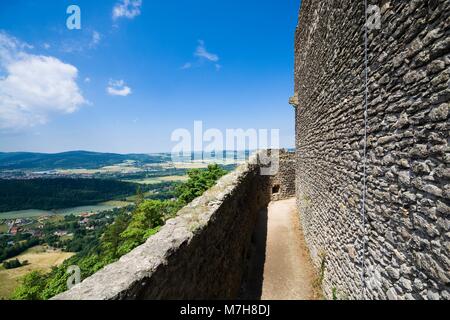 Vue des ruines du château Chojnik médiéval situé en haut d'une colline recouverte de forêt à Jelenia Gora, Pologne Banque D'Images