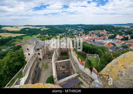 Vue des ruines du château médiéval situé en haut d'une colline couverte de forêt à Bolkow, Pologne Banque D'Images