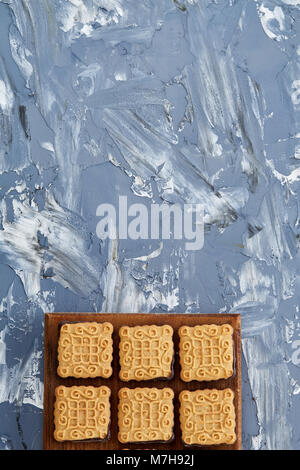 Top View close-up photo de délicieux cookies au chocolat carrés sur la planche à découper en bois brun sur un fond texturé, faible profondeur de fi Banque D'Images