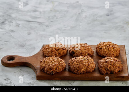 Top View close-up photo de délicieux cookies au chocolat sur la planche à découper en bois brun sur un fond texturé, profondeur de champ, se Banque D'Images