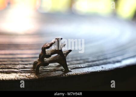 Trois grenouilles sur la surface du tambour de bronze antique. Tambour Tambour de pluie grenouille ou en Thaïlande Banque D'Images