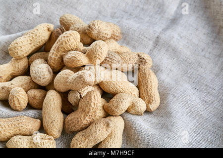 Des tas d'arachides pelées sur coton, nappe, haut, vue, close-up, profondeur de champ, selective focus, macro. Nutritifs et sains nac Banque D'Images