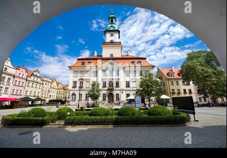 Hôtel de ville et place du marché pris dans les arcades de l'ancien immeuble de la vieille ville de Jelenia Gora, Pologne Banque D'Images