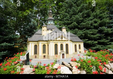 KOWARY, Pologne - 12 juillet 2017 : Modèle de l'ancienne église protestante de la grâce à Jelenia Gora en parc en miniature Banque D'Images