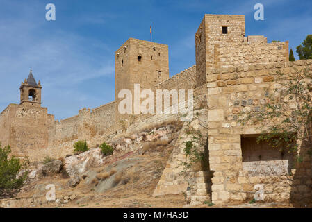 Les murs, tours et donjon de l'Alcazaba d'Antequera, perché au-dessus de la ville sur un éperon rocheux de grès. Banque D'Images