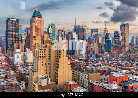 New York, New York, USA Manhattan skyline sur Hell's Kitchen, à l'aube. Banque D'Images