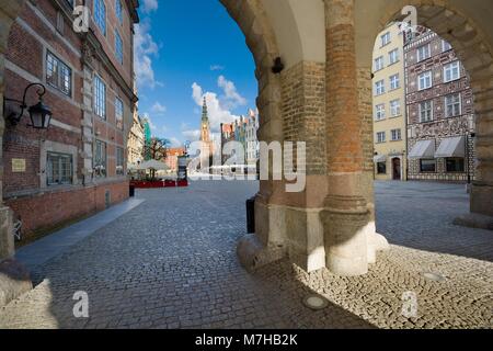 GDANSK, POLOGNE - avril 19, 2017 : avis de marché (partie de voie royale) et la ville principale de l'hôtel de passage de la porte verte au lever du soleil, Vieille Ville Banque D'Images