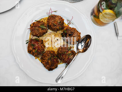 Côtelettes sans gluten vegan avec haricots, pois chiches et le persil, sauce moutarde Banque D'Images