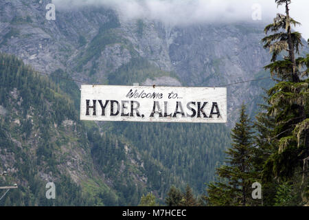 Un signe encourageant est suspendu au-dessus de la route entrée de l'ancienne ville minière de Hyder, Alaska, USA, à travers la frontière avec Stewart, en Colombie-Britannique, Canada. Banque D'Images