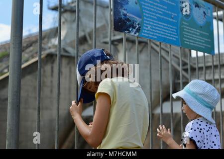 Childrens debout à côté d'un signal d'information sur le barrage de la rivière Ross, Ross River Dam, barrage Ross, Kelso Accès France Banque D'Images