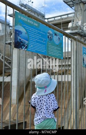 Childrens debout à côté d'un signal d'information sur le barrage de la rivière Ross, Ross River Dam, barrage Ross, Kelso Accès France Banque D'Images