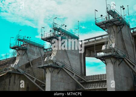 Image abstraite de l'infrastructure du réservoir d'eau pour le contrôle de la libération de l'eau d'un barrage, en bleu vert, Ross River Dam, Kelso QLD, Australie Banque D'Images