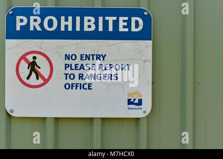 Pas d'entrée interdite veuillez vous présenter au bureau des rangers signe, Ross River Dam, barrage Ross, Kelso Accès France Banque D'Images