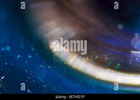 Shot microscopique d'une goutte d'eau de condensation, faite avec de l'eau colorée avec du colorant alimentaire bleu dye. Banque D'Images