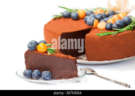 Gâteau au fromage au chocolat aux fruits rouges sur le fond blanc Banque D'Images