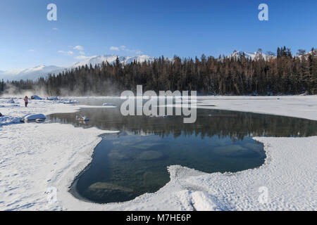 Croissant de lune Bend ou Yue Liang Wan en hiver, le lac Kanas, Kanas Réserve Naturelle, Xinjiang, Chine Banque D'Images