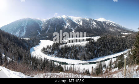 Croissant de lune Bend ou Yue Liang Wan en hiver, le lac Kanas, Kanas Réserve Naturelle, Xinjiang, Chine Banque D'Images