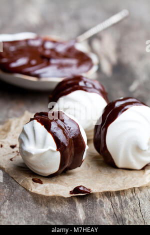 Des meringues blanches avec chocolat noir Banque D'Images