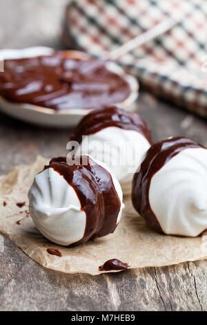 Des meringues blanches avec chocolat noir Banque D'Images