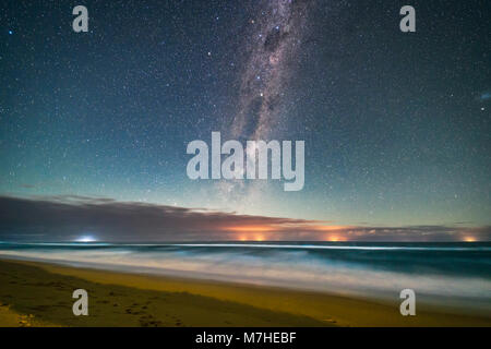 Voie lactée au-dessus de la mer de Tasmanie, Victoria, Australie. Banque D'Images