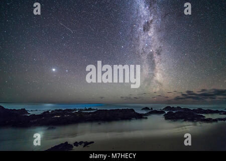 Jupiter et le sud de la Voie lactée s'élève au-dessus de la mer de Tasmanie sur la côte de Gippsland, en Australie. Banque D'Images