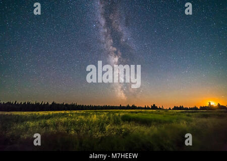 La Voie Lactée la lune au réglage à Cypress Hills, Alberta, Canada . Banque D'Images