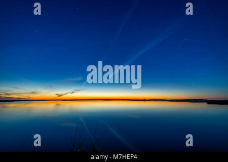 Solstice d twilight à ramper Lake dans le sud de l'Alberta, Canada. Banque D'Images