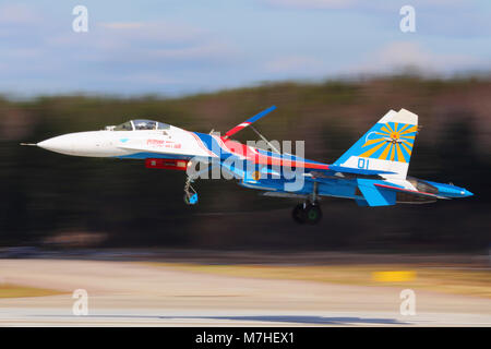 Su-27 jet de combat de la Fédération de chevaliers, l'équipe de démonstration aérienne du débarquement. Banque D'Images