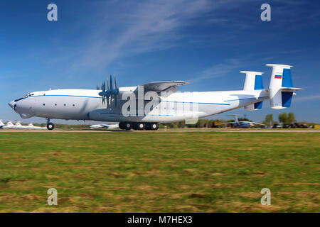 Un-22 les avions lourds de transport de la Force aérienne russe au décollage. Banque D'Images