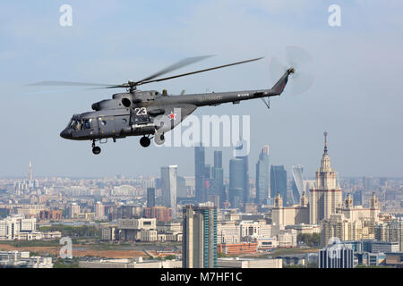 Mil Mi-8D AMTSH transport helicopter de la Force aérienne russe. Banque D'Images