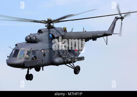 Mil Mi-8D AMTSH transport helicopter de la Force aérienne russe. Banque D'Images