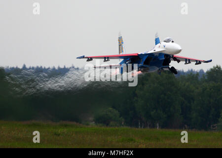 Su-27 de l'équipe de voltige Chevaliers russes. Banque D'Images