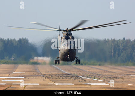 L'hélicoptère de transport Mil Mi-26 de l'aviation russe de l'atterrissage. Banque D'Images