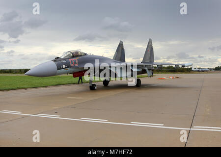 Avion de combat SU-35 de la Force aérienne russe le roulage après l'atterrissage. Banque D'Images