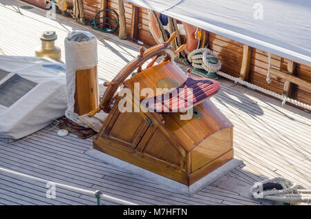 Site timonier du navire en bois blanc avec volant à bord d'oldtimer yacht à voile dans le port d'Oslo, Oslo, Norvège. Banque D'Images