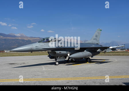 F-16CM prêt à rouler avant une mission de la base aérienne d'Aviano, en Italie. Banque D'Images