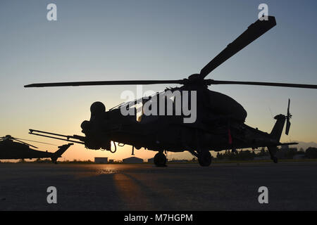 AH-129D'hélicoptère de l'armée italienne Mangusta 5th Regiment au coucher du soleil. Banque D'Images