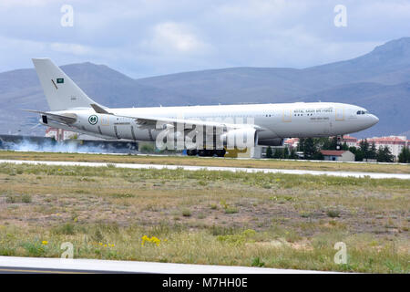 Arabie Royal Air Force A330 MRTT tanker à l'atterrissage à Konya Air Base, la Turquie. Banque D'Images