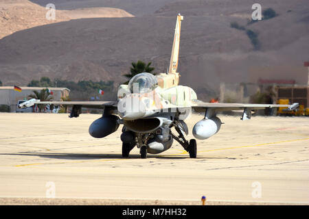 De l'air israélienne F-16I le roulage de l'ecus à la base aérienne d'Ovda, Israël. Banque D'Images