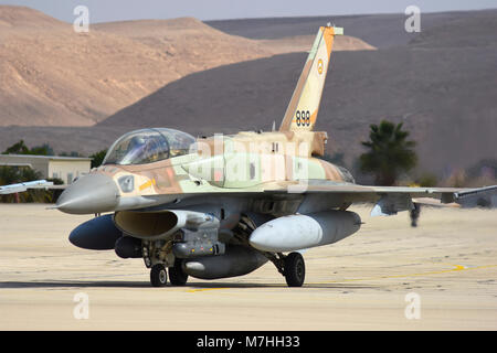 De l'air israélienne F-16I le roulage de l'ecus à la base aérienne d'Ovda, Israël. Banque D'Images