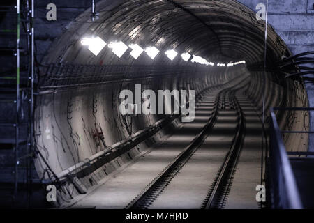 Photo noir et blanc d'un tunnel de métro en construction Banque D'Images