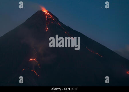 Le mont Mayon Albay Philippines le 07 mars 2018, s'écoule de la lave du volcan Mayon, lors de l'éruption de 2018. Banque D'Images