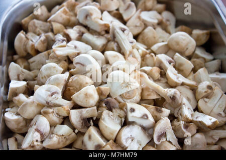 Champignons crus épluchés champignon close-up. Selective focus Banque D'Images