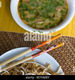 Avec des nouilles de riz et de soja germées soupe épicée Tom Yam avec les crevettes et les verts Banque D'Images