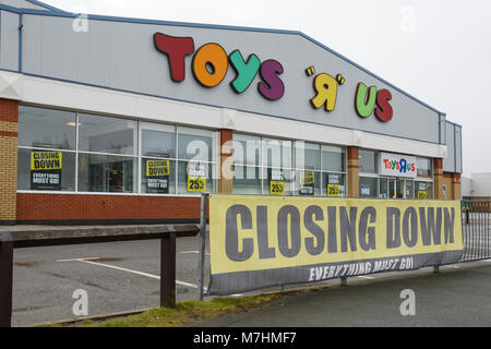 Toys R Us store sur un parc de vente au détail à Chester UK Banque D'Images