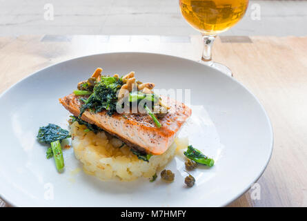 Saumon grillé, avec des pommes, des amandes et du brocoli rabe Banque D'Images