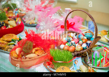 Pâtisserie nationale traditionnelle, et pot en argile . La plaque avec la pâte à bonbons célébration Novruz en Azerbaïdjan . Peint des oeufs dans le panier . Bougie . Banque D'Images