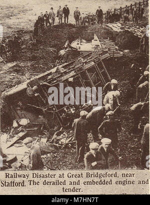 News photographie de 1932 montrant la suite de la catastrophe ferroviaire à grande Bridgeford près de Stafford UK Banque D'Images