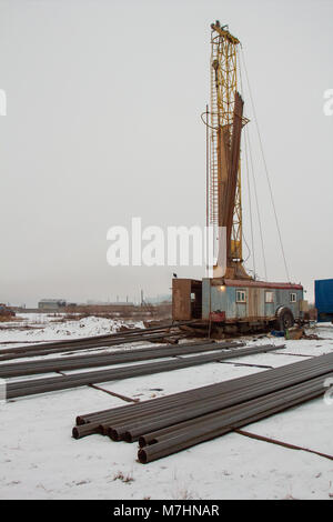 Site de construction avec les machines de perçage et les tuyaux hydrauliques Banque D'Images